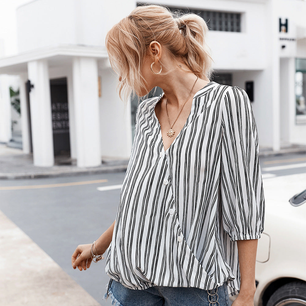 V-neck shirt with seven-point sleeves